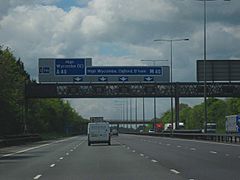 Archivo:M40 Motorway, Heading West. Junction 3, One Mile To Go - geograph.org.uk - 1281566