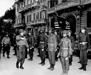 Archivo:Maj. Gen. Edward M. Almond, Commanding General of the 92nd Infantry (`Buffalo') Division in Italy, inspects his troops during a decoration ceremony