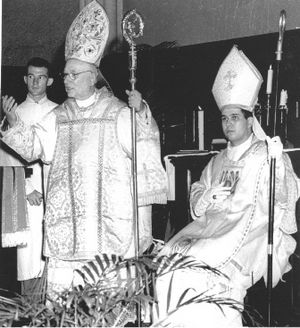 Archivo:Mons. Carlos Duarte Costa y Mons. Luis Fernando Castillo Mendez durante la consagración episcopal en el canal de Panamá