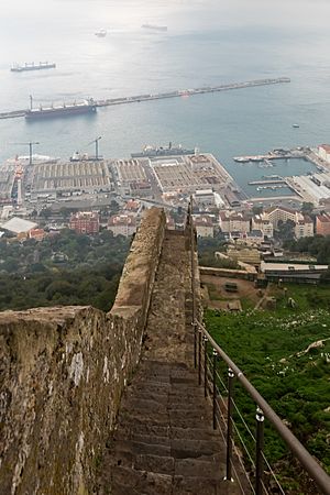 Archivo:Muro de Carlos V, Gibraltar, 2015-12-09, DD 13