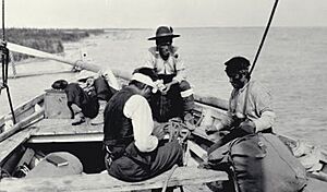 Archivo:Natives from Dogrib First Nation, on a York boat in 1913