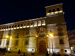 Archivo:Palacio de los Guzmanes noche