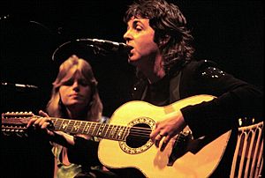 Archivo:Paul McCartney with Linda McCartney - Wings - 1976