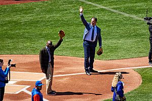 Archivo:Piazza and Wilson greet the crowd before catching ceremonial pitches, Apr 15 2022 (cropped)