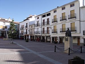 Archivo:Plaza en Cañete (Cuenca)