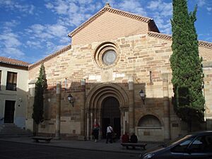 Archivo:Portada principal de la Iglesia de San Juan del Mercado de Benavente