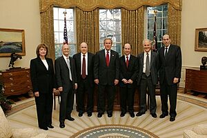 Archivo:President George W. Bush meets with the 2004 Nobel Laureates in the Oval Office