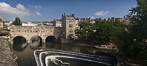 Archivo:Pulteney bridge in Bath view from south before noon