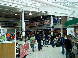 Archivo:Retail units at Luton Airport - geograph.org.uk - 1940712