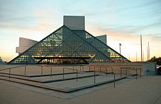 Archivo:Rock-and-roll-hall-of-fame-sunset
