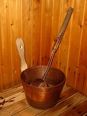 Archivo:Sauna ladle and bucket 2016 (cropped)
