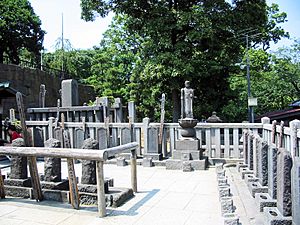 Archivo:Sengakuji 47 ronin graves
