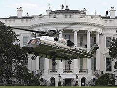 Sikorsky VH-92 lands in front of the White House during tests, 22 September 2018 (180922-M-ZY870-531)