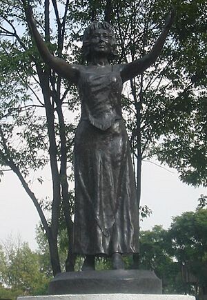 Archivo:SilviaPinalStatue (cropped)