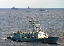 Archivo:Starboard bow view of SPS Navarra (F85) during Standing Naval Force Atlantic exercise with USS Trenton (LPD-14), USS Saipan (LHA-2), and USS Simpson (FFG-56) in background 040925-N-8327M-001