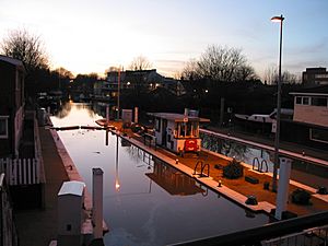 Archivo:Thames Lock, Brentford, Spring Tide, Twilight, 20050113