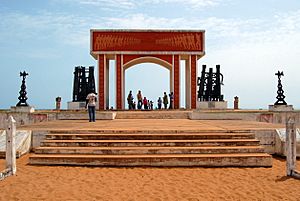Archivo:The Door of No Return in Ouidah, November 2007
