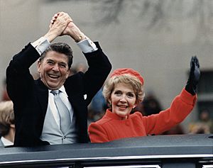 Archivo:The Reagans waving from the limousine during the Inaugural Parade 1981