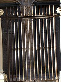 Archivo:Toledo puerta Leones reja lou