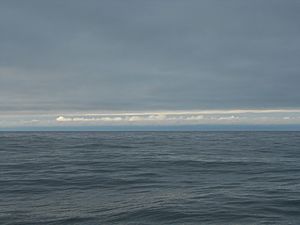 Archivo:Turnaround Point on Cook's Third Voyage at 70 44N - off Wainwright Alaska. Photo taken 25 July 2017