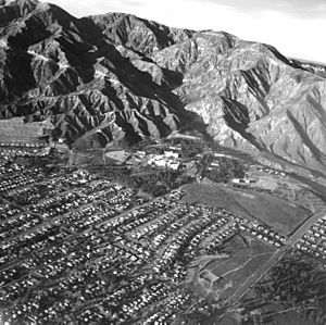 Archivo:USGS - 1971 San Fernando earthquake - San Gabriel Mountains - Veterans Hospital