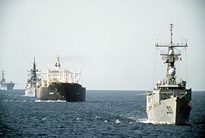 Archivo:USS Hawes (FFG-53), USS William H. Standley (CG-32) and USS Guadalcanal (LPH-7) escort tanker Gas King in the Persian Gullf on 21 October 1987 (6432283)
