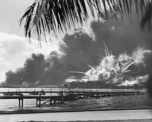 Archivo:USS SHAW exploding Pearl Harbor Nara 80-G-16871 2