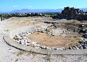 Archivo:Vista panorámica del actual sitio arqueológico de Tirinto.