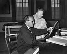 Voorbereidingen voor het Holland Festival Wieland Wagner en Martha Moval, Bestanddeelnr 910-4331 (cropped).jpg