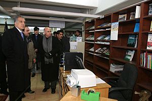 Archivo:Zalmay Khalilzad and Ashraf Ghani at Kabul University in 2005