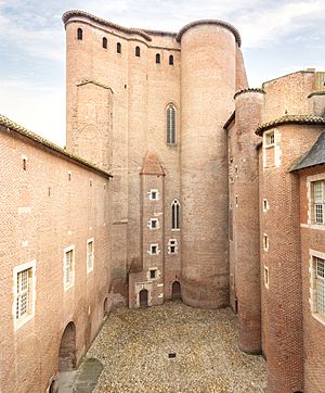 Archivo:(Albi) La tour Saint-Michel et la cour d'honneur du palais de la Berbie
