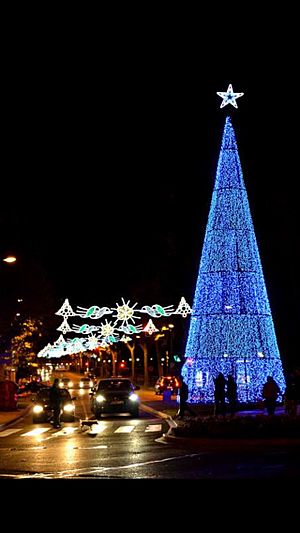 Archivo:Árbol gigante de Navidad en Albacete