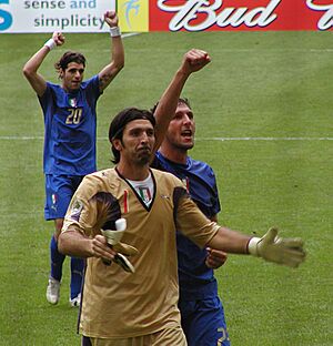 Archivo:2006 FIFA World Cup - Italy - Buffon, Materazzi and Perrotta (edited)