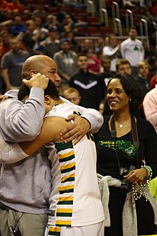 Archivo:20150321 IHSA Class 4A championship game Rick Brunson embraces Jalen as Sandra Brunson looks on