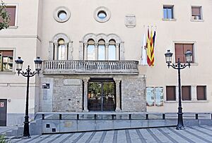 Archivo:Ajuntament de Cornellà de Llobregat (façana principal)
