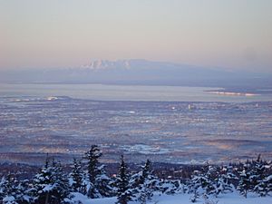 Archivo:Anchorage Alaska and Sleeping Lady