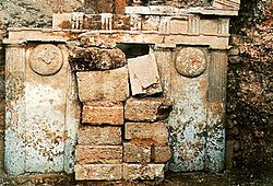 Archivo:Ancient macedonian grave ptolemaida greece 1