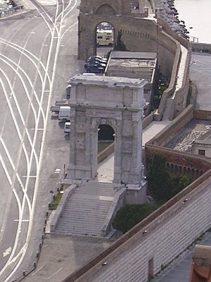 Archivo:Arch of Traiano-Ancona