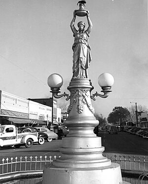 Archivo:Boll weevil monument