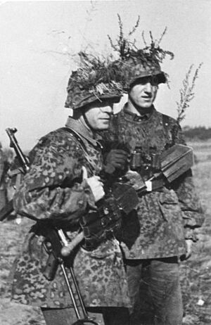 Archivo:Bundesarchiv Bild 101III-Weyer-036-28A, Angehörige der Waffen-SS mit MP