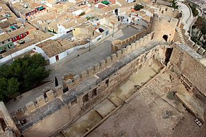 Archivo:Castillo de Villena patio de armas desde la torre (1)