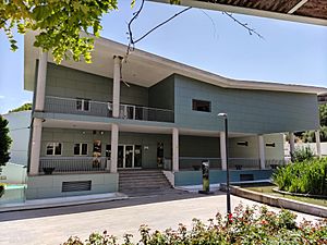 Archivo:Centro de interpretación de las Caras de Bélmez