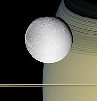 Archivo:Dione and Saturn