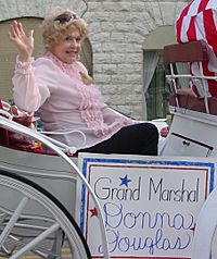Archivo:Donna Douglas in Lawrenceburg, TN Parade 2