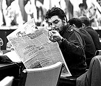 Archivo:El Che leyendo La Nación