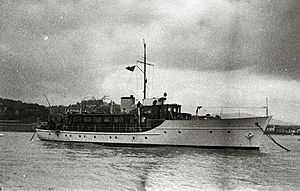 Archivo:El barco de Francisco Franco, el Azor, en la bahía de la Concha (1 de 2) - Fondo Car-Kutxa Fototeka