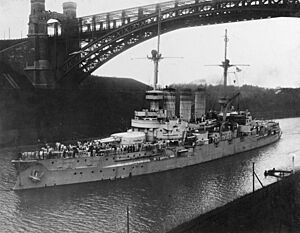 Archivo:German battleship SMS Lothringen underway in the Kiel Canal (NH 46821)