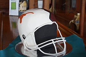 Archivo:Groom's cake (helmet)
