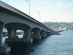 Archivo:I-90 floating bridges looking west