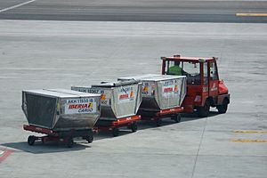 Archivo:Iberia - Tractor equipaje - Luggage - LEMD - 20060507